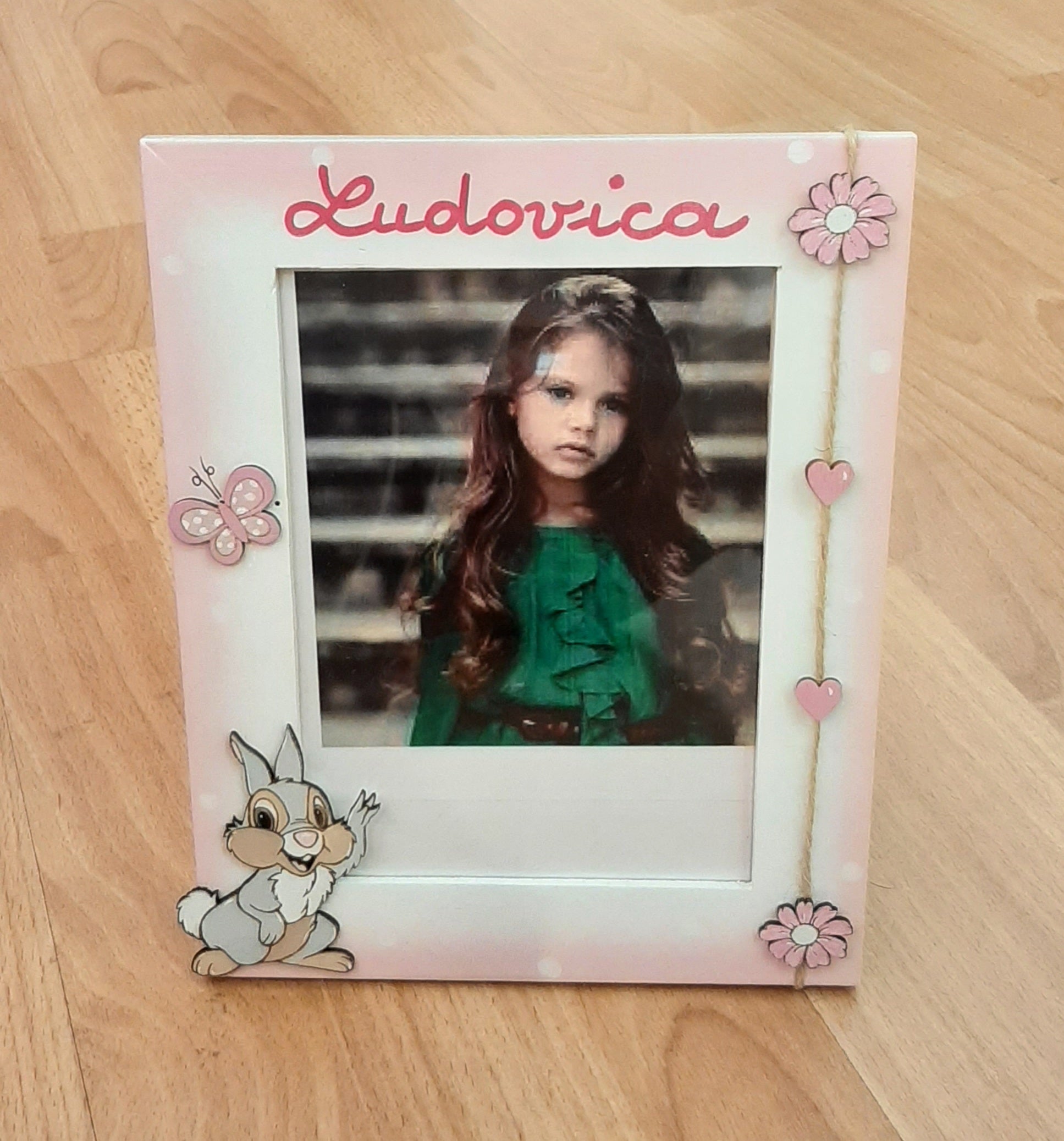 Cornice coniglietta con fiori