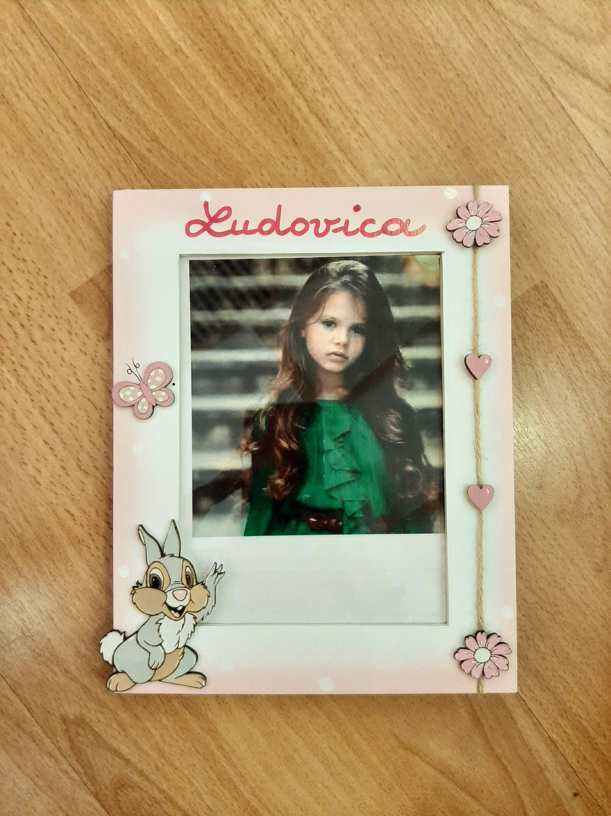 Cornice coniglietta con fiori