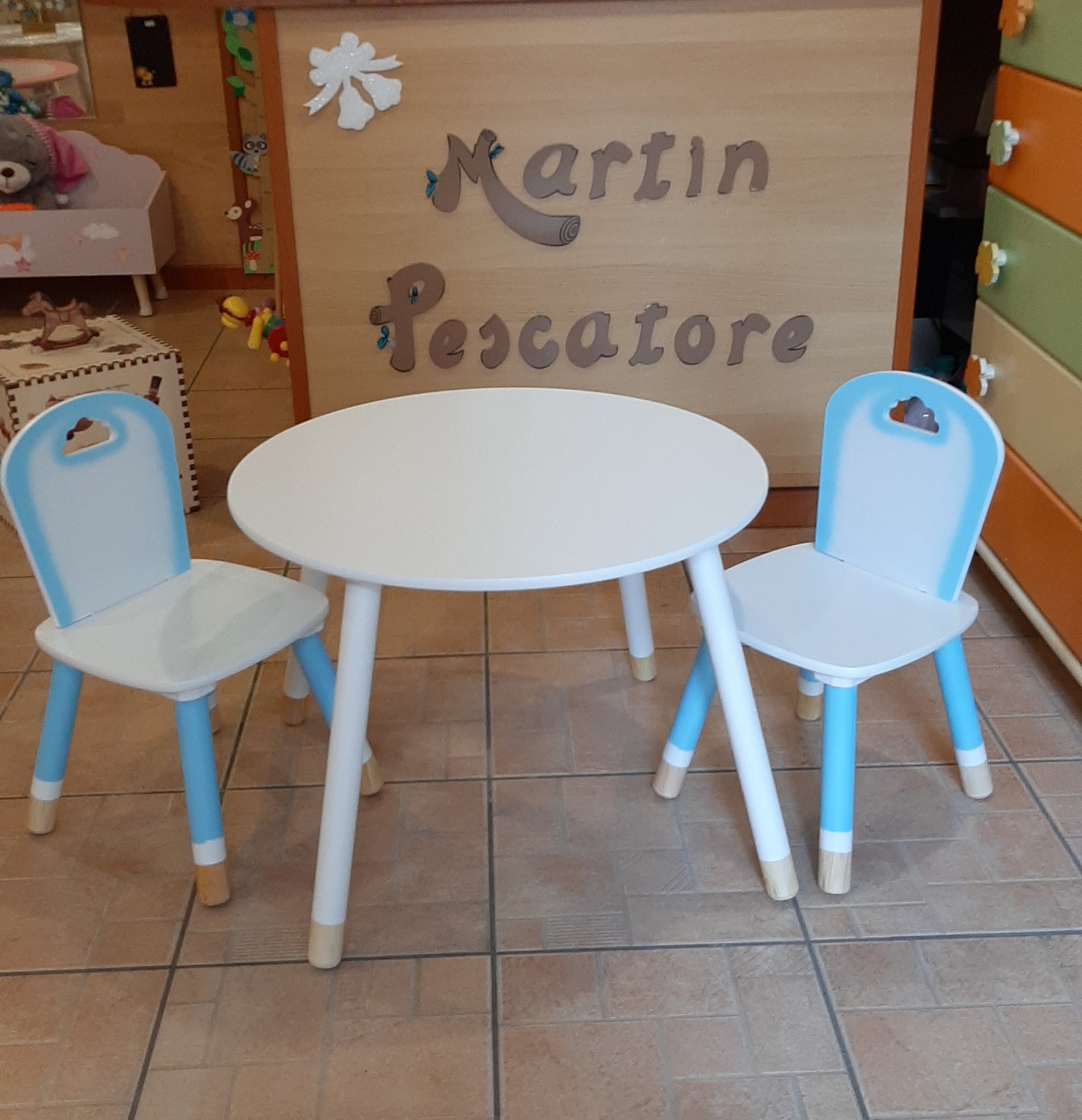 Tavolino bianco e celeste