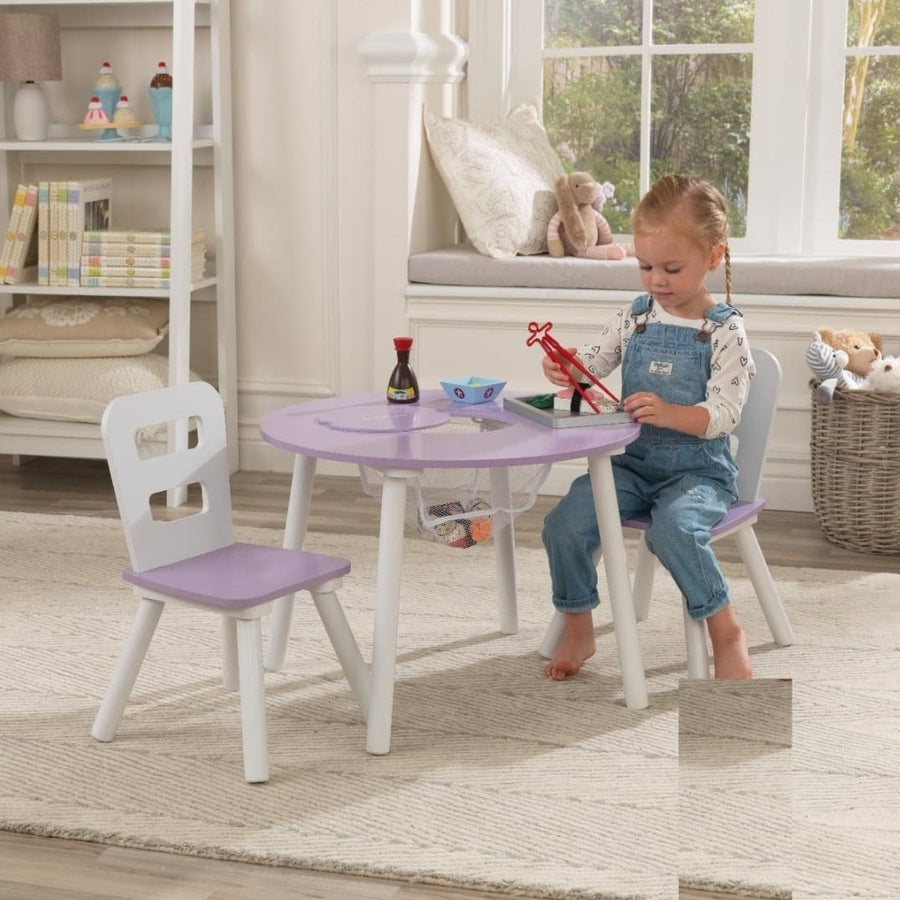 Tavolino in legno con sedie color lavanda