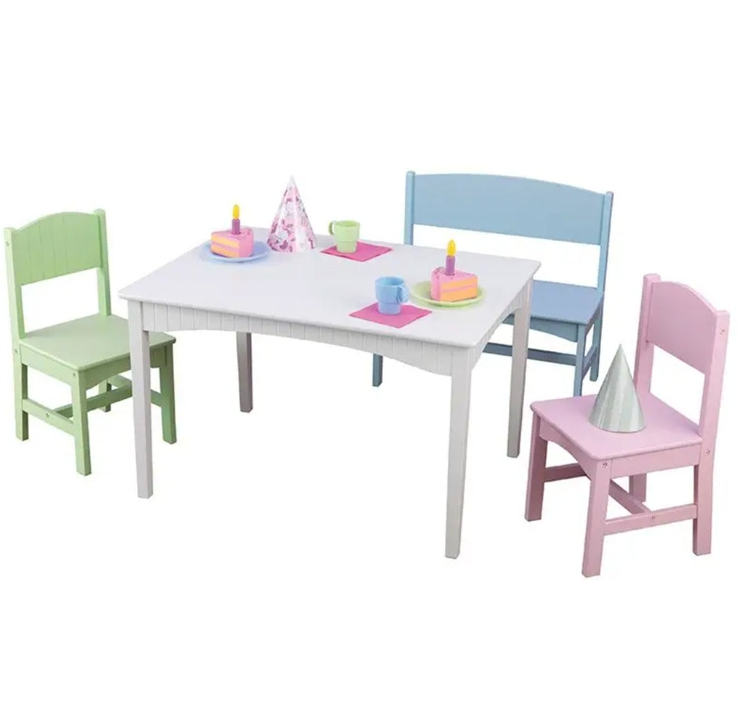 Tavolo con panca e due sedie